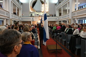 Varsinainen Juhlakonsertti alkoi juhlallisesti lippukulkueella. Suomen lippu saapui ensimmäisenä.
(Kuvaaja E. Petäjä)